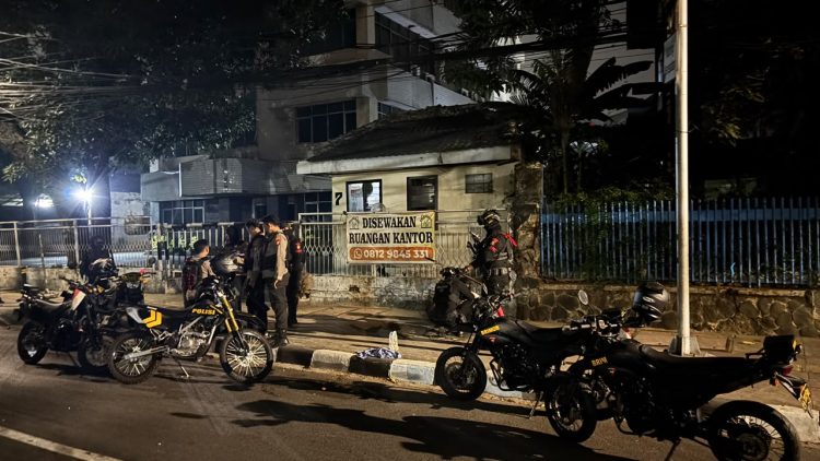 Brimob Polda Metro Jaya Sisir Lokasi Tawuran, Amankan Remaja Diduga Bawa Air Keras dan Pedang di Lokasi Tawuran Jaktim