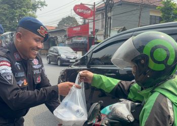 Brimob Peduli Tulus Berbagi, 300 Nasi Box Dibagikan di Ciputat