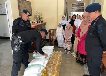 Brimob Polda Metro Jaya Tulus Berbagi Sembako untuk Panti Asuhan di Jakpus