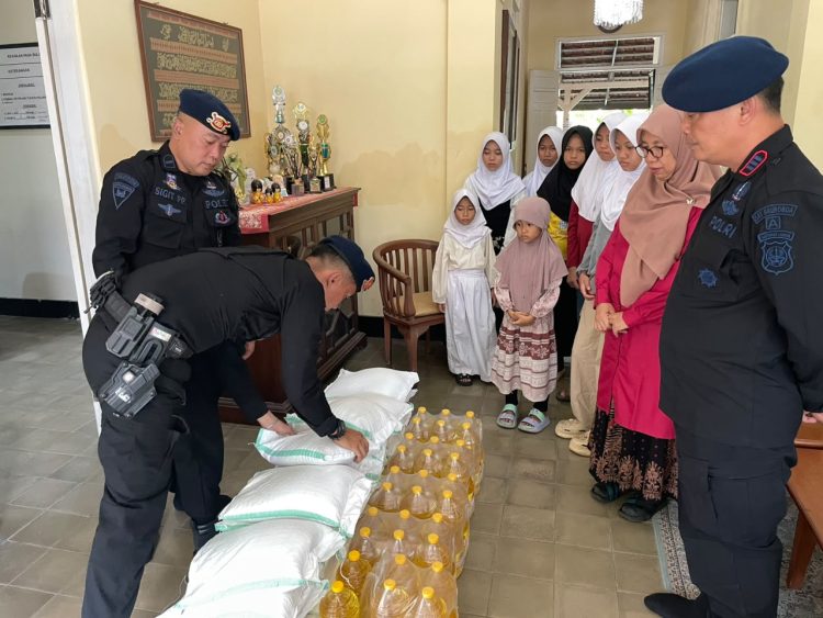 Brimob Polda Metro Jaya Tulus Berbagi Sembako untuk Panti Asuhan di Jakpus