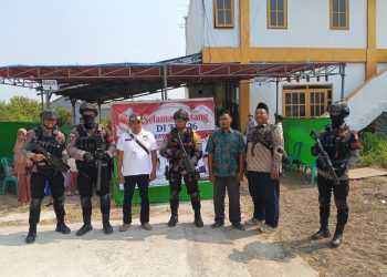 Brimob Polda Metro Jaya Patroli ke TPS Jaga Kamtibmas Pilkades di Bekasi