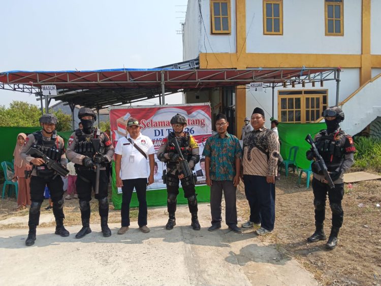 Brimob Polda Metro Jaya Patroli ke TPS Jaga Kamtibmas Pilkades di Bekasi