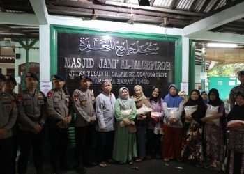 Brimob Polda Metro Jaya Berbagi Sembako ke Warga Kurang Mampu di Benhil dan Kebon Jeruk