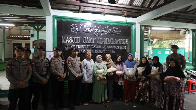 Brimob Polda Metro Jaya Berbagi Sembako ke Warga Kurang Mampu di Benhil dan Kebon Jeruk
