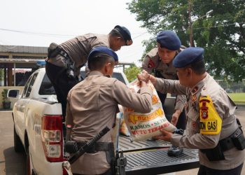 Brimob Metro Jaya Berbagi Kebaikan Salurkan Paket Sembako untuk Warga Ciputat