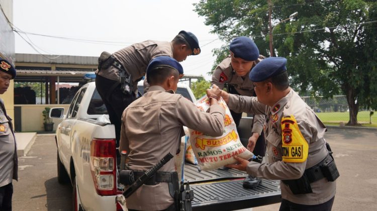 Brimob Metro Jaya Berbagi Kebaikan Salurkan Paket Sembako untuk Warga Ciputat