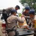 Brimob Metro Jaya Berbagi Kebaikan Salurkan Paket Sembako untuk Warga Ciputat