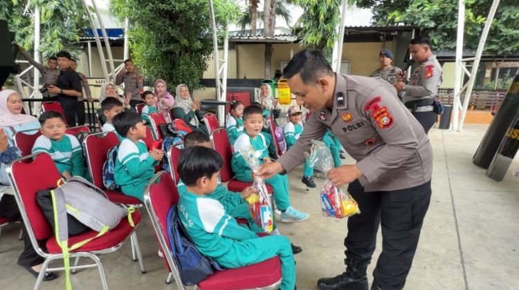 Belajar Sambil Bermain, Brimob Metro Jaya Kenalkan Dunia Kepolisian kepada Anak TK Islam Yakpii