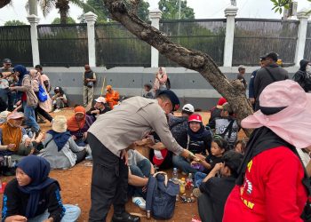 Brimob dan Polwan Polda Metro Bagikan Roti untuk Massa Hari Tani, Suasana Aksi Tetap Kondusif