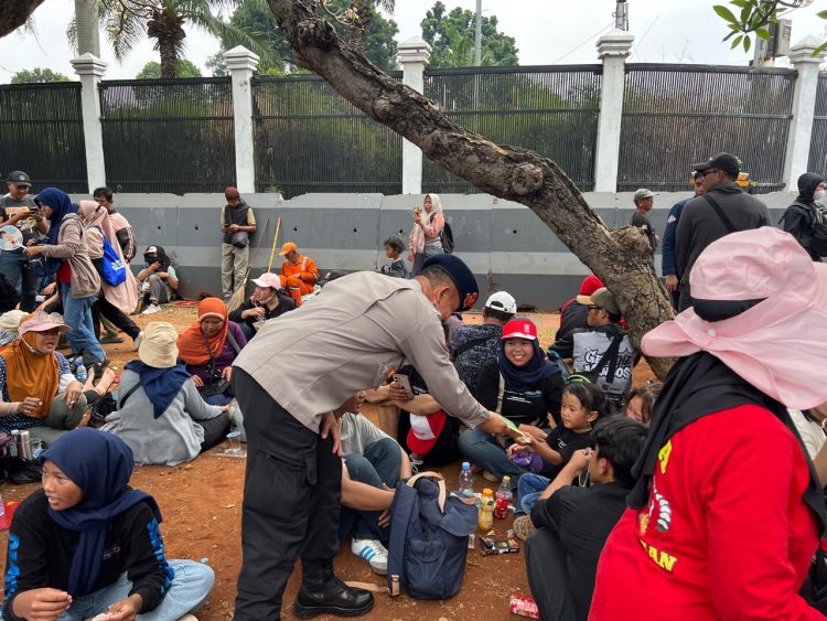 Brimob dan Polwan Polda Metro Bagikan Roti untuk Massa Hari Tani, Suasana Aksi Tetap Kondusif