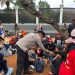 Brimob dan Polwan Polda Metro Bagikan Roti untuk Massa Hari Tani, Suasana Aksi Tetap Kondusif