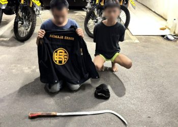 Brimob Metro Jaya Amankan 2 Pemuda Bawa Celurit yang Diduga Hendak Tawuran di Cakung