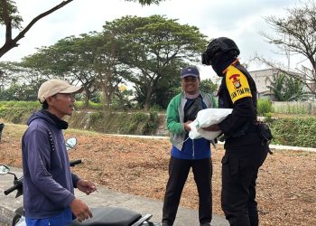Kompi 4 Batalyon B Pelopor Manfaatkan Waktu Senggang dengan Berbagi Sembako kepada Masyarakat Jakarta Utara