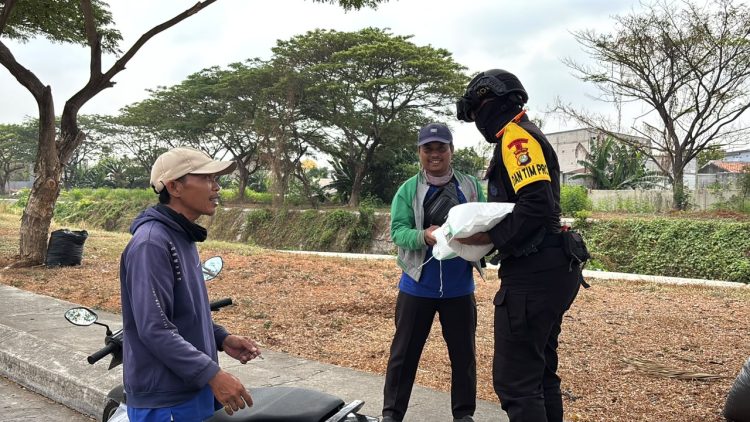 Kompi 4 Batalyon B Pelopor Manfaatkan Waktu Senggang dengan Berbagi Sembako kepada Masyarakat Jakarta Utara