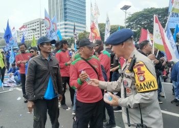 Brimob dan Polwan Peduli Massa Aksi, Bagikan Makanan di Depan DPR/MPR