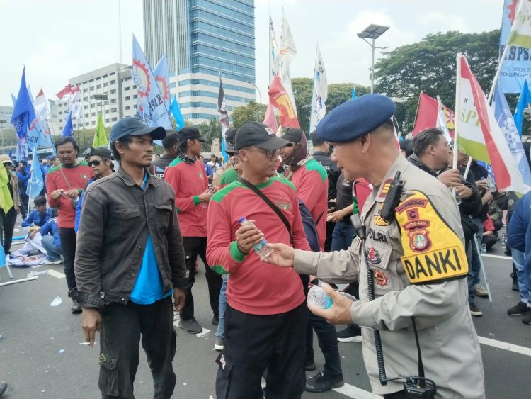 Brimob dan Polwan Peduli Massa Aksi, Bagikan Makanan di Depan DPR/MPR