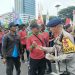 Brimob dan Polwan Peduli Massa Aksi, Bagikan Makanan di Depan DPR/MPR
