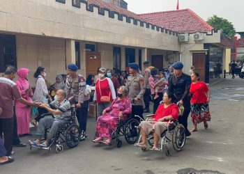 Brimob Metro Jaya Gelar Cek Kesehatan Gratis dan Bagikan Sembako di Mako Detasemen Gegana