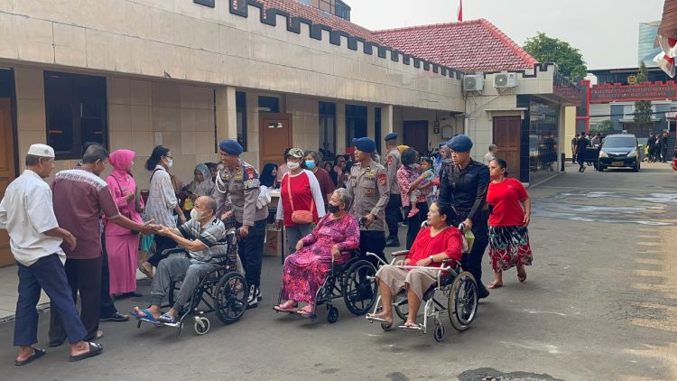Brimob Metro Jaya Gelar Cek Kesehatan Gratis dan Bagikan Sembako di Mako Detasemen Gegana