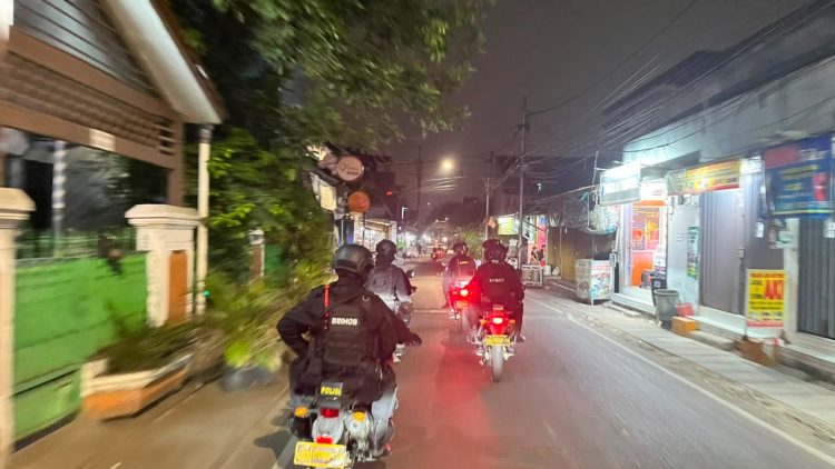 Brimob Metro Jaya Patroli Malam Cegah Tawuran , Pastikan Jakbar Kondusif