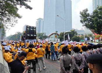 Brimob Polda Metro Jaya Kawal Pelayanan Aksi Unjuk Rasa Petani Tebu di Kemenko Pangan