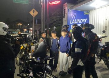 Patroli Brimob Metro Jaya Amankan 9 Orang dan 9 Klip Tembakau Sintetis di Cibubur