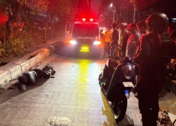 Brimob Metro Jaya Evakuasi Korban Laka di Jalur Busway Yos Sudarso, Jakut
