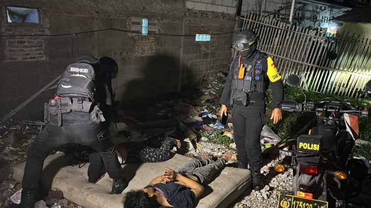 Brimob Bubarkan Tawuran di Jakut, 3 Pemuda Diamankan Bawa 2 Celurit