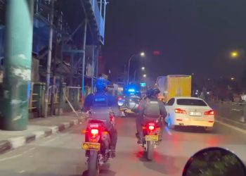 Brimob Metro Jaya Amankan Terduga Pelaku Pencurian di Halte Busway Harapan Indah