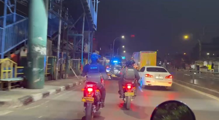 Brimob Metro Jaya Amankan Terduga Pelaku Pencurian di Halte Busway Harapan Indah