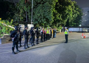 Patroli Brimob Amankan Pelaku Pencurian di Halte Busway Harapan Indah