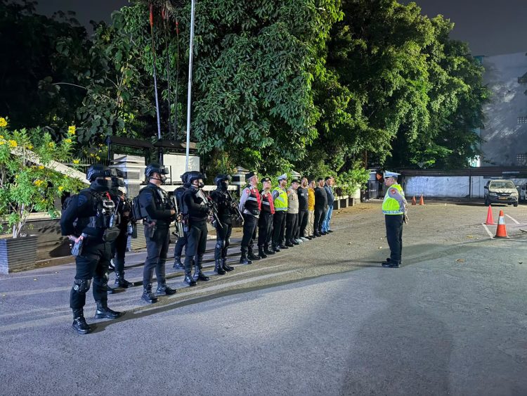 Patroli Brimob Amankan Pelaku Pencurian di Halte Busway Harapan Indah