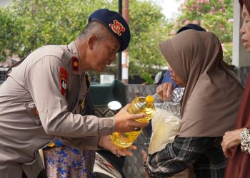 Brimob Metro Jaya Bagikan Paket Sembako untuk Warga Ciputat