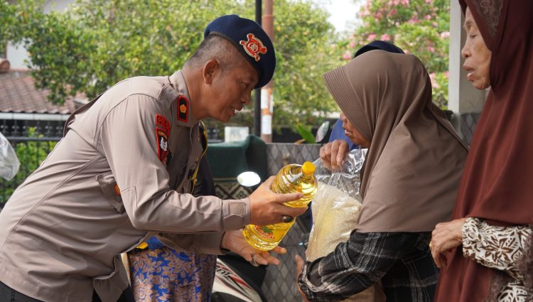 Brimob Metro Jaya Bagikan Paket Sembako untuk Warga Ciputat