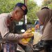 Brimob Metro Jaya Bagikan Paket Sembako untuk Warga Ciputat