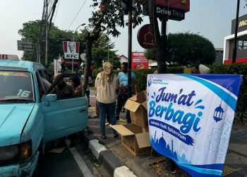 IYE Jumat Berbagi Berkah Hidangkan Makan Sehat dan Bergizi untuk Warga di Pinggir Jalan Jakarta Timur
