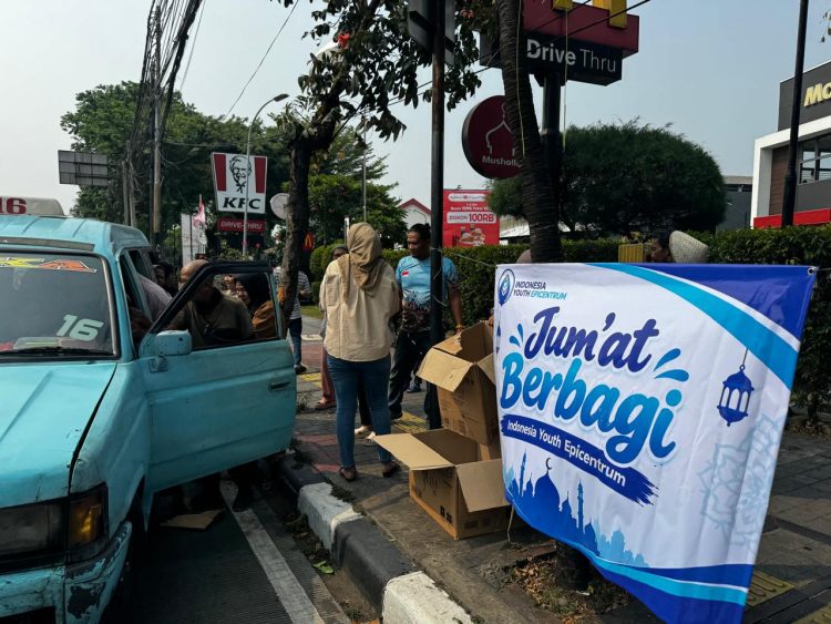 IYE Jumat Berbagi Berkah Hidangkan Makan Sehat dan Bergizi untuk Warga di Pinggir Jalan Jakarta Timur