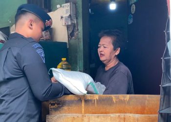 Brimob Metro Jaya Bagikan Paket Sembako ke Warga Bungur Kemayoran