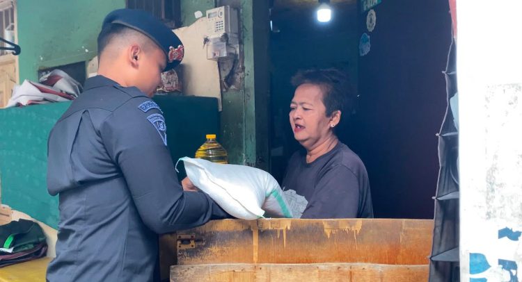 Brimob Metro Jaya Bagikan Paket Sembako ke Warga Bungur Kemayoran