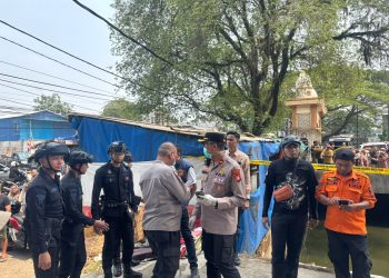 Brimob Polda Metro Jaya Amankan Lokasi Penemuan Mayat di Ciputat