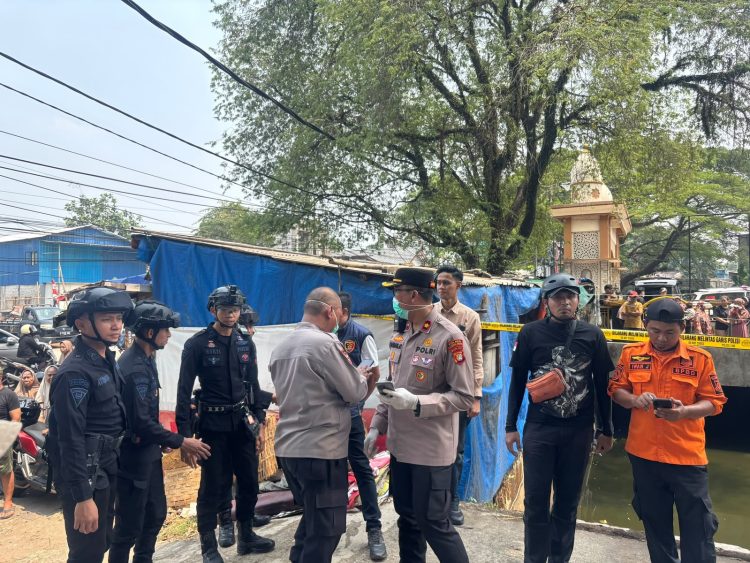 Brimob Polda Metro Jaya Amankan Lokasi Penemuan Mayat di Ciputat