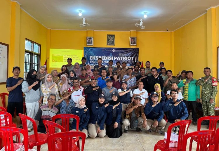 Dukung Kemandirian Pertanian Ekspedisi Patriot IPB Melatih Petani Padang Raharja Produksi Benih Cabai