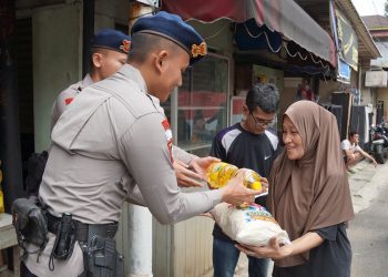 Brimob Metro Jaya Bagikan 50 Paket Sembako ke Warga Ciputat
