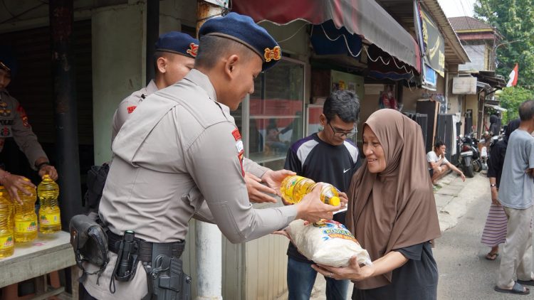 Brimob Metro Jaya Bagikan 50 Paket Sembako ke Warga Ciputat