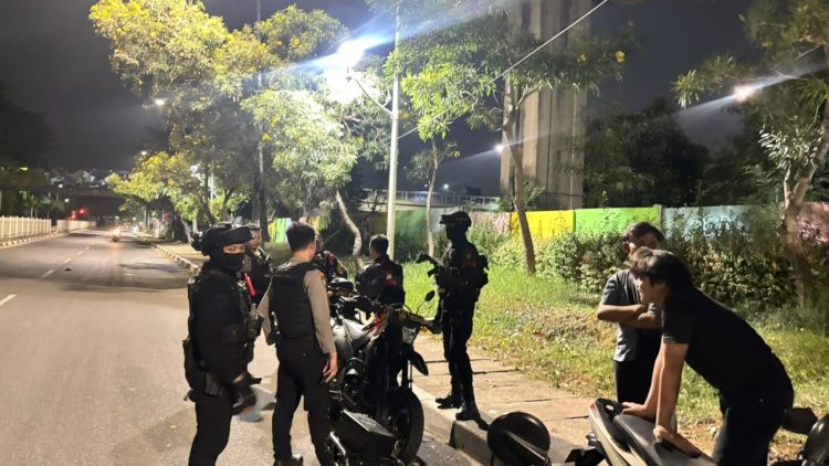 Brimob Metro Jaya Bubarkan Dugaan Balap Liar di Taman Mini, Jaktim