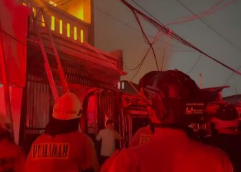 Brimob Metro Jaya Bantu Padamkan Kebakaran di Kramat Pulo Senen