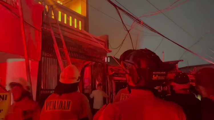 Brimob Metro Jaya Bantu Padamkan Kebakaran di Kramat Pulo Senen