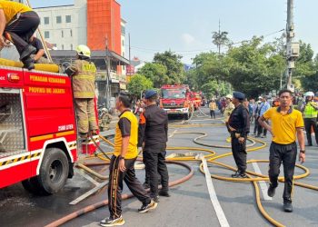 Brimob Polda Metro Jaya Sigap Tangani Kebakaran Rumah Makan di Pulo Gadung