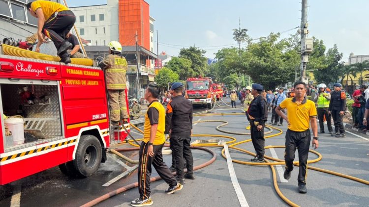 Brimob Polda Metro Jaya Sigap Tangani Kebakaran Rumah Makan di Pulo Gadung