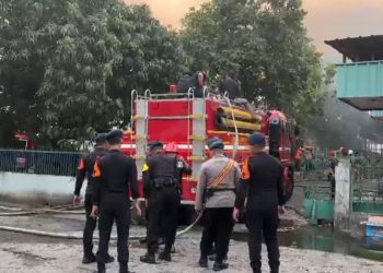 Brimob Polda Metro Jaya Cepat Tanggap Kerahakan AWC Tangani Kebakaran Gudang Logistik di Pulogadung